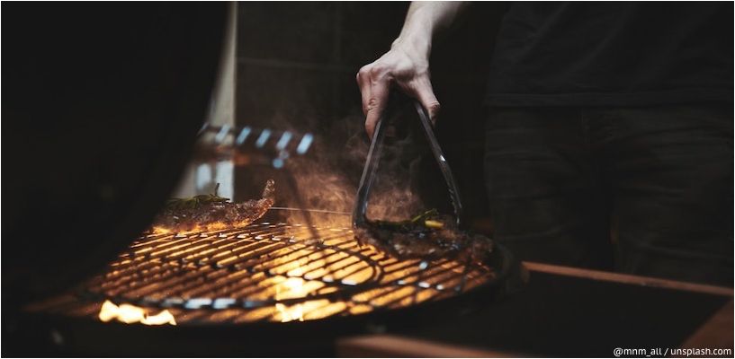 l'homme grille de la viande