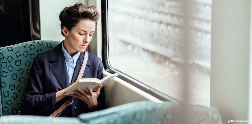 femme lit dans les transports publics