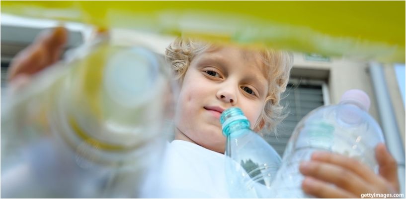 enfant jette des bouteilles en plastique