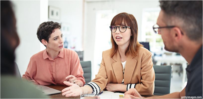 fille défend l'opinion au travail