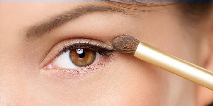 Fille peint ses yeux