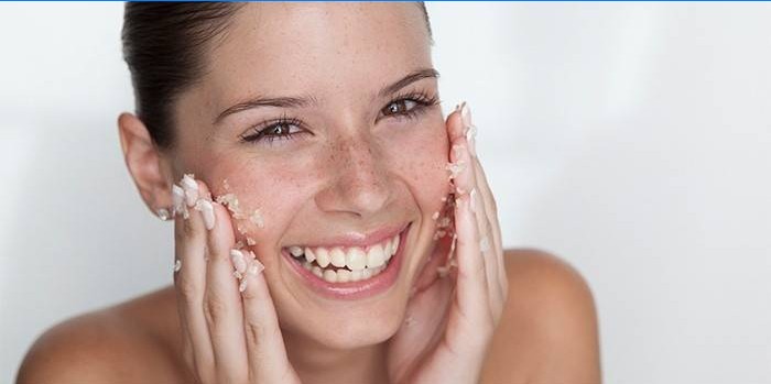 Fille fait un masque de points noirs