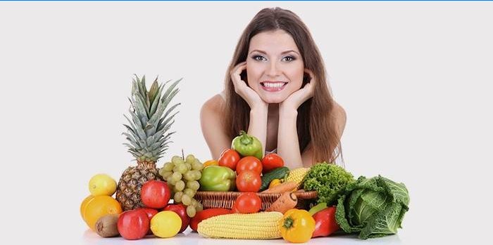 Fille avec des légumes et des fruits.