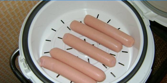 Cuisson des saucisses au bain-marie