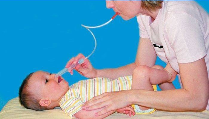 Une infirmière nettoie le nez d'un nouveau-né