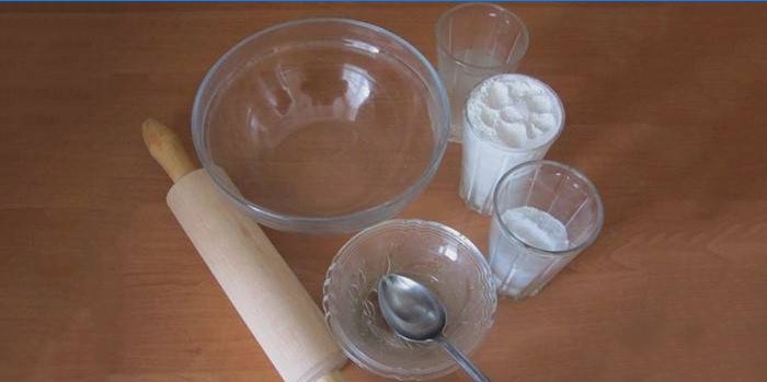 Ingrédients et matériaux pour la préparation de la pâte à sel