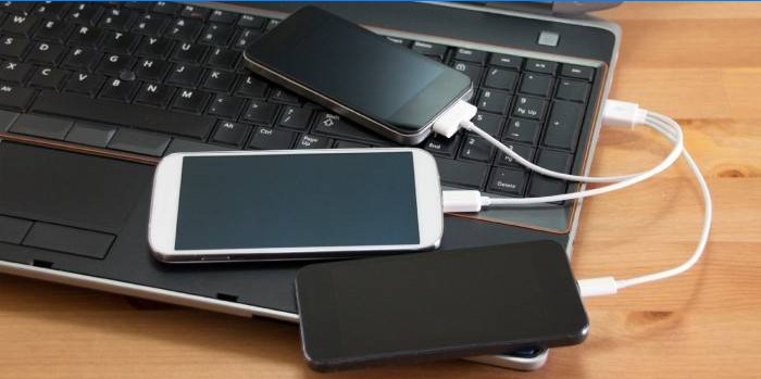 Les smartphones se rechargent à partir d'un ordinateur portable USB