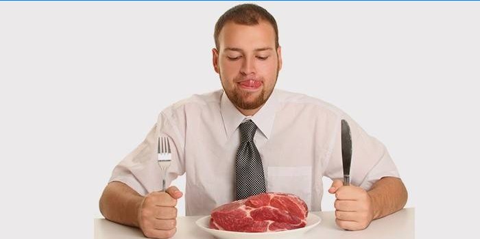 Un homme va manger de la viande
