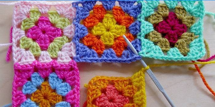 Place de la grand-mère à tricoter