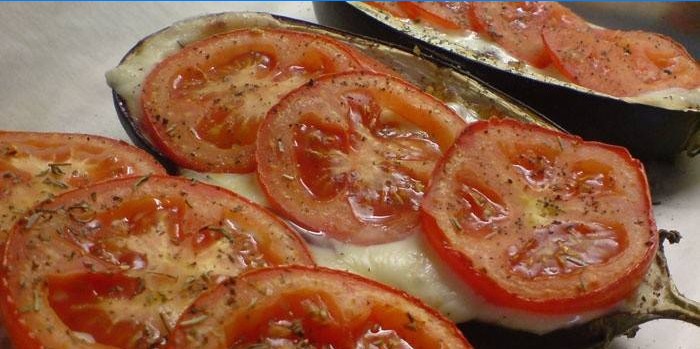 Bateaux d'aubergines au four avec tomates et mozzarella