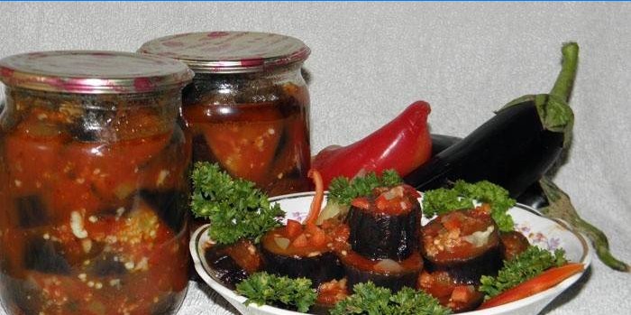 Pots et assiette d'aubergine en adjika