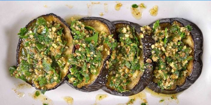 Assiette d'aubergine avec adjika selon la recette arménienne