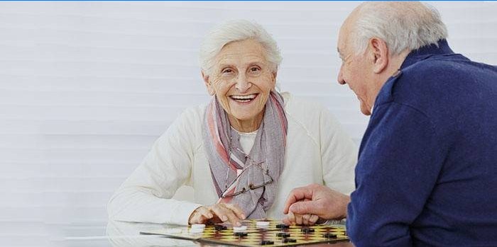 Les personnes âgées apprennent bien à jouer aux dames