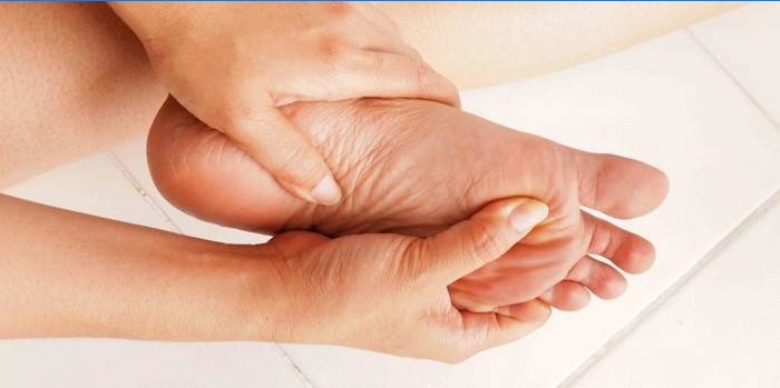 Appliquer un remède pour les cors sur les jambes