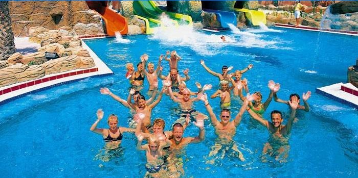 Gens dans la piscine