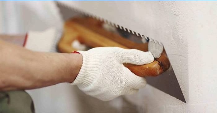 Technique d'application du papier peint liquide