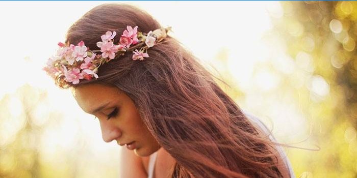 Tisser des couronnes de fleurs
