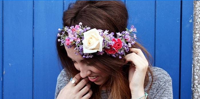 Couronne de fleurs artificielles.