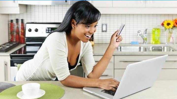 Fille avec un ordinateur portable