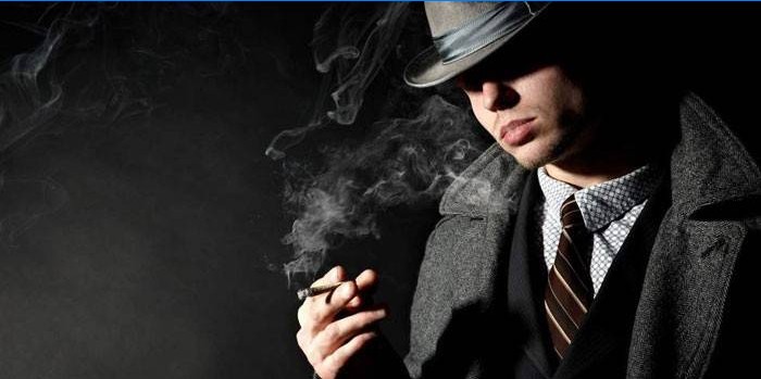 Homme avec une cigarette