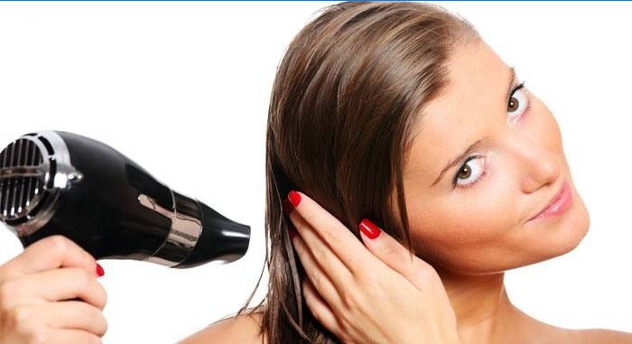 Comment lisser les cheveux avec un sèche-cheveux