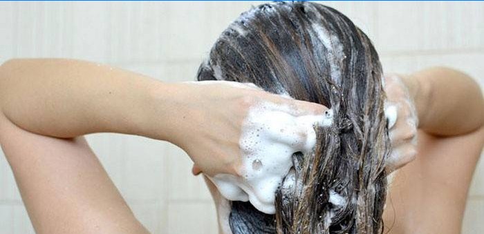 La fille se lave la tête