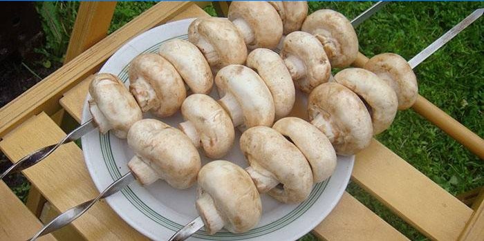 Champignons sur des brochettes