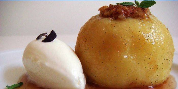 Pomme au four avec du miel et une boule de glace