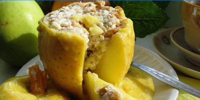 Pomme au four avec du fromage cottage et des raisins secs