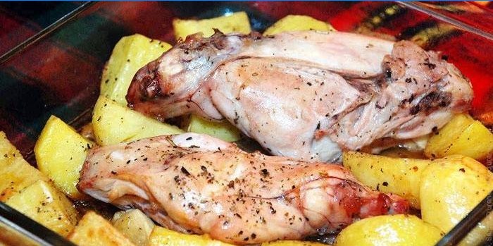 Viande de lapin sur un oreiller de pommes de terre avant cuisson