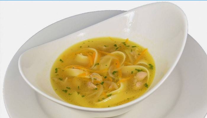 Soupe dans une assiette
