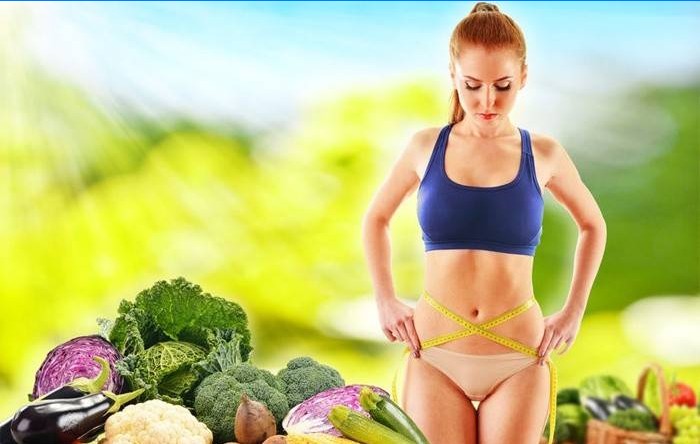 Fille mesure sa taille après avoir perdu du poids