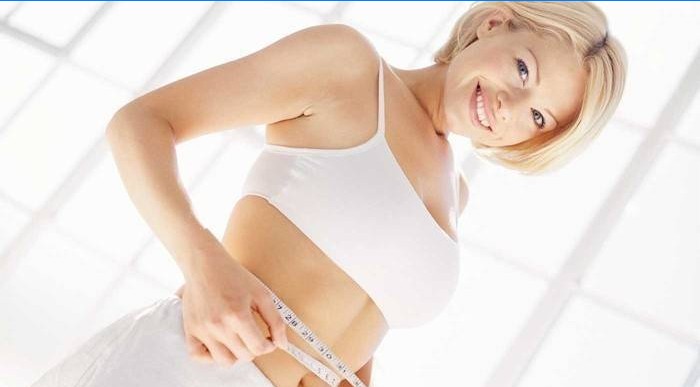 La femme mesure la taille