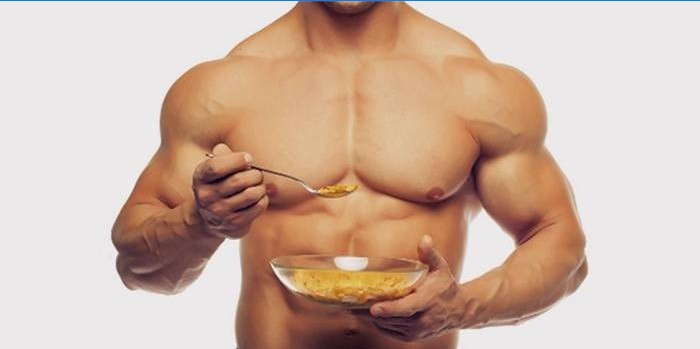 Homme mangeant des flocons d'avoine pour gagner de la masse musculaire