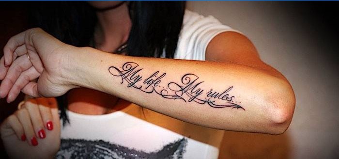 Lettrage pour tatouage sur la vie.