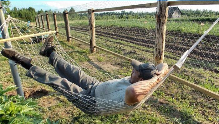 Un homme se repose dans le jardin