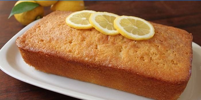 Un petit gâteau simple fait avec une machine à pain