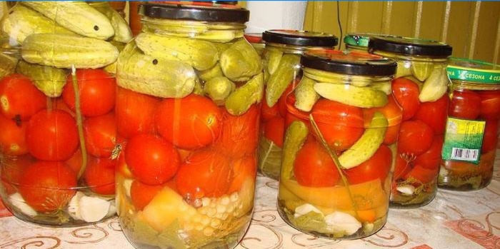 Plateau de légumes salés pour l'hiver