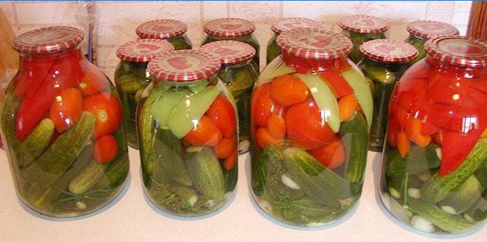 Saler les légumes dans une marinade sucrée