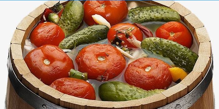 Saler la tomate, le chou et les concombres dans un tonneau