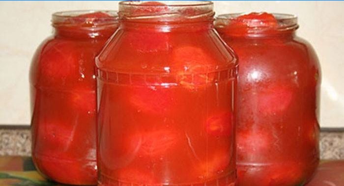 Mariner les concombres et la tomate dans le jus de tomate