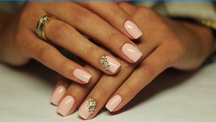 Manucure avec strass