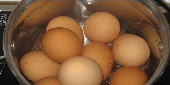 Oeufs dans une casserole sur la cuisinière