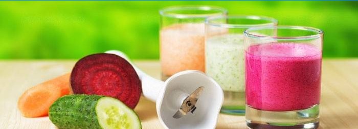 Sur la photo, un cocktail de kéfir et de betterave