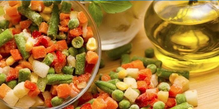 Mélange de légumes surgelés dans une assiette