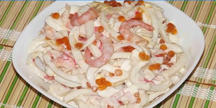 Salade diététique de crevettes et bâtonnets de crabe