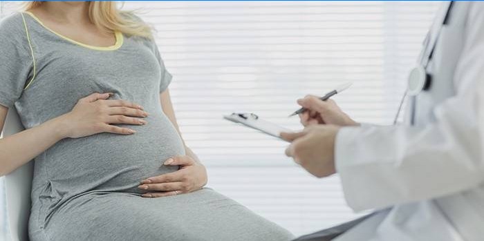 Fille enceinte au rendez-vous chez le médecin