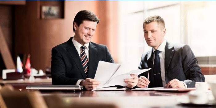 Deux hommes au bureau