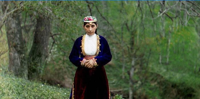 Fille en costume national arménien