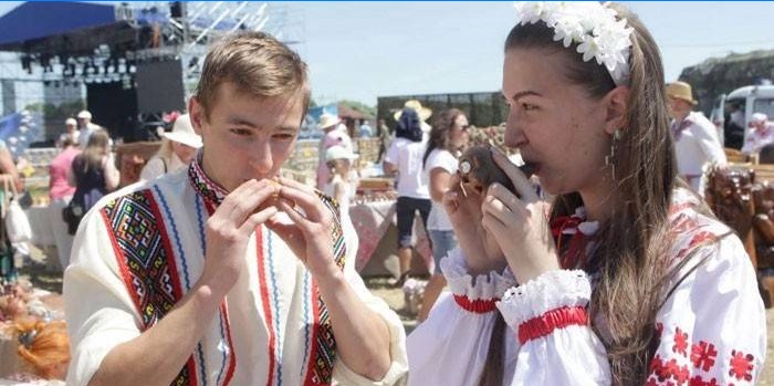 Un gars et une fille en costumes nationaux biélorusses